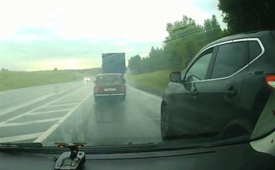 В Тульской области лихач обгонял авто по обочине и едва не устроил ДТП