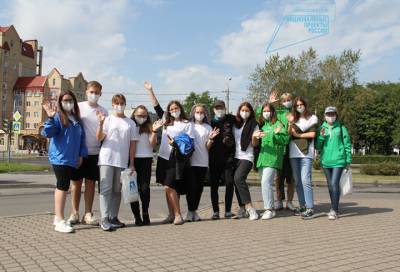 Праздник продолжается: Киришские волонтеры поздравили горожан с Днем Ленинградской области