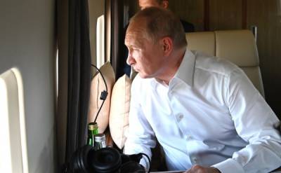 Путин на вертолете облетел пострадавшие от огня леса Челябинской области