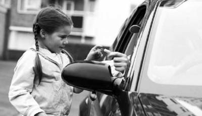 "Дядя хороший, не бойтесь, дам мороженое": на Закарпатье мужчина заманивает детей в черное авто