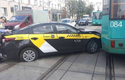 Такси врезалось в трамвай на ул. Долгобродской в Минске