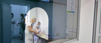 Глава ДонОГА посетил центры массовой вакцинации в Мариуполе: фото