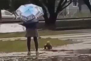 В России голый малыш барахтался в грязи, пока мама пряталась под зонтом