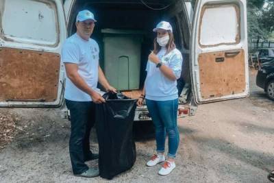 В Курске волонтеры в рамках проекта «Чистая помощь» помогают пенсионерам выносить мусор