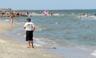 Курьез: в Кирилловке заметили туриста, который не снимает защитную маску даже в море. ФОТО