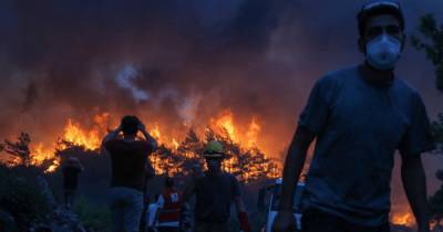 Пожары в Греции: огонь вплотную подошел к Афинам, жителей пригорода эвакуируют (фото, видео)