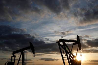 Цены на нефть рухнули на семь процентов