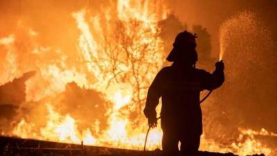 Нас коптят с дымком: лесные пожары бушуют на подступах к Афинам, Олимпии и знаменитому греческому монастырю