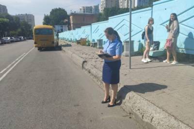 Разбитую автобусную остановку обнаружили в центре Хабаровске