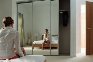 Зеркало в спальне может сильно навредить – ученые