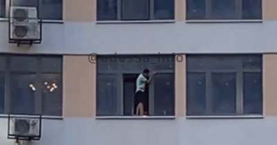 Одессит вышел на карниз 11 этажа, чтобы помыть окно (видео)