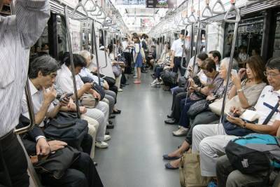 Мужчина напал на пассажиров и попытался поджечь вагон метро в Токио