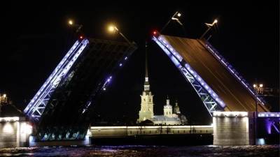 Дворцовый мост развели под симфоническую музыку в честь закрытия Олимпиады