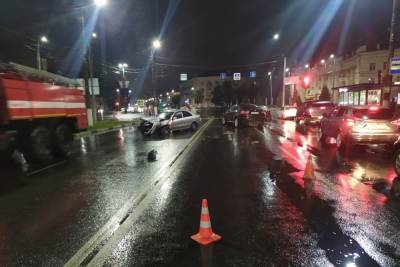 Вечером в Твери водитель врезался в стоявшие на светофоре автомобили