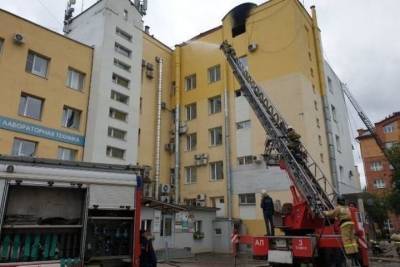 27 человек эвакуировали из горящего здания на проспекте Ленина в Томске