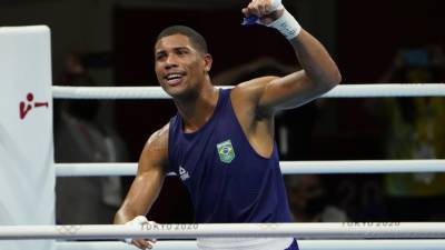 Бразильский боксёр Соуза золото ОИ в весе до 75 кг