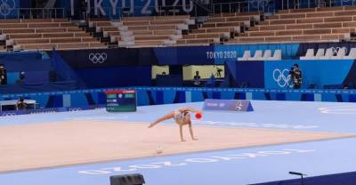 Гимнастки Дина и Арина Аверины уступают сопернице из Израиля после упражнений с обручем и мячом