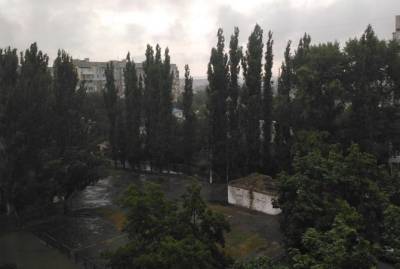 В Николаеве бушует шторм. Центр города затопило, а на окраинах – выпал огромный град