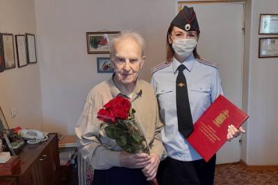 В Иванове 93-летний ветеран внутренней службы принимает поздравления