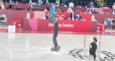 Не лучше Дюранта: робот Кью бросает 3-очковые в перерыве финала Токио-2020 по баскетболу