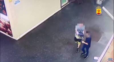 Дерзкая кража из новочебоксарского кафе попала на видео: "Одним рывком открыли запертую дверь"