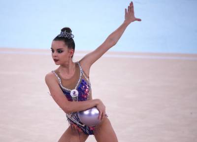 Гимнастка Дина Аверина завоевала серебро на Олимпиаде в Токио