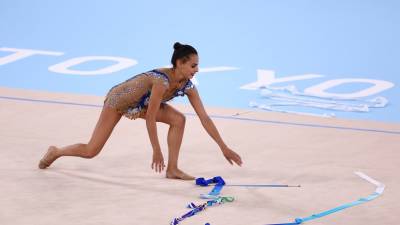 Израильская гимнастка Ашрам уронила ленту в ходе выступления на ОИ в Токио