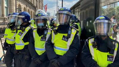 Двое полицейских пострадали при нападении с ножом в Лондоне