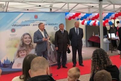Губернатор Петербурга Беглов и вице-спикер ЗакСа Соловьев вручили молодым семьям ключи от квартир
