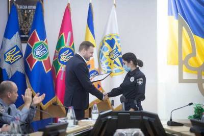 Глава МВД Монастырский наградил полицейских, которые спасли женщину от самоубийства