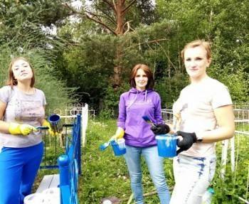 Депутат Долженко помог жительнице Заречья привести в порядок могилу отца-фронтовика в Белозерске