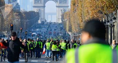 В столице Франции начались протесты против санитарных пропусков