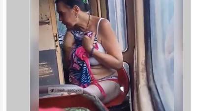 В харьковском трамвае женщина устроила "сеанс стриптиза"