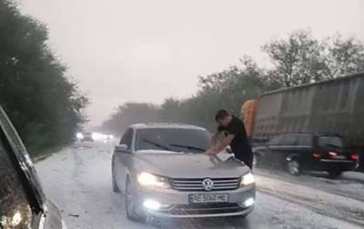 «Августовский снег» парализовал трассу на юге Украины (ФОТО, ВИДЕО)
