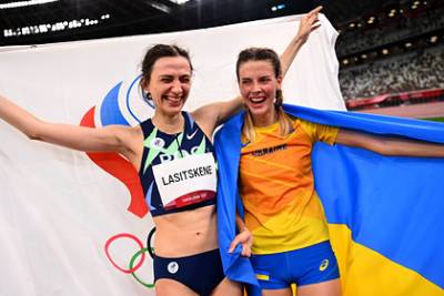 Легкоатлетка Ласицкене обнялась с соперницей-украинкой после победы на Олимпиаде