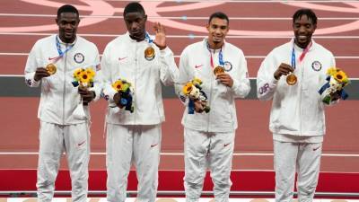 Американские легкоатлеты завоевали золото в эстафете 4х400 м