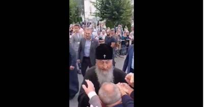 В пандемию Московская церковь собрала толпу в Почаеве: с целованием рук Онуфрия (ВИДЕО)