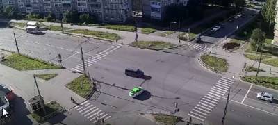 Два автомобиля чудом разминулись на перекрестке в Петрозаводске (ВИДЕО)