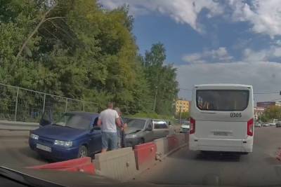 В Рязани водители подрались после ДТП на мосту через реку Трубеж