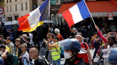 Францию охватили акции протеста против "санитарной диктатуры"