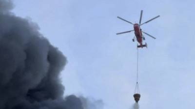 Вертолёты тушат пожар в подмосковных Луховицах