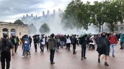 Во Франции полиция применила слезоточивый газ против митингующих