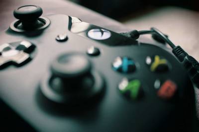 Microsoft начала тестирование ночного режима для консоли Xbox
