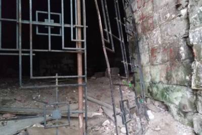 В Смоленске вандалы взломали решетчатые ворота в башне Позднякова