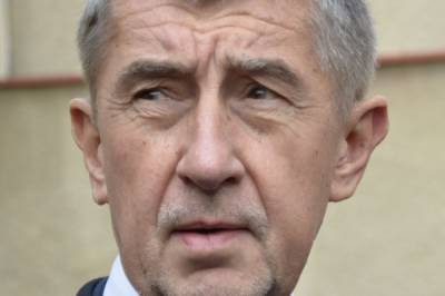 В премьер-министра Чехии на предвыборном мероприятии бросили яйцо
