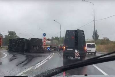 Красносельское шоссе засыпало строительным мусором из перевернувшегося грузовика