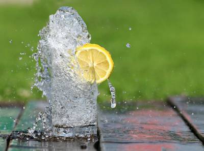 Эксперты назвали пользу и вред употребления воды во время еды