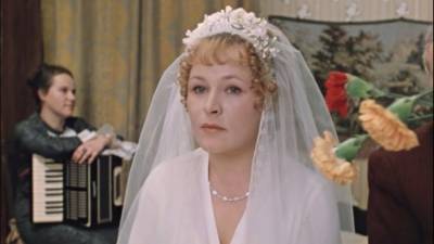 Платье, туфельки, фата: Как выглядели невесты в советских фильмах?