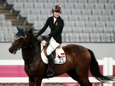 С Олимпиады дисквалифицировали немецкого тренера, которая кулаком ударила коня