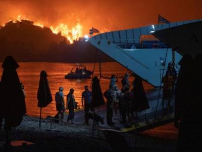 "Библейская катастрофа": пожары продолжают бушевать в лесах Греции, тысячи эвакуированных